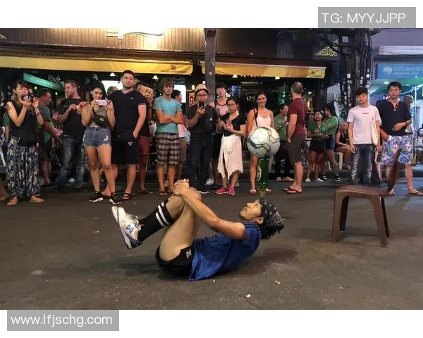 法国足球明星化身普通路人街头挑战引发热议与欢笑 法国足球明星化身普通路人街头挑战引发热议与欢笑